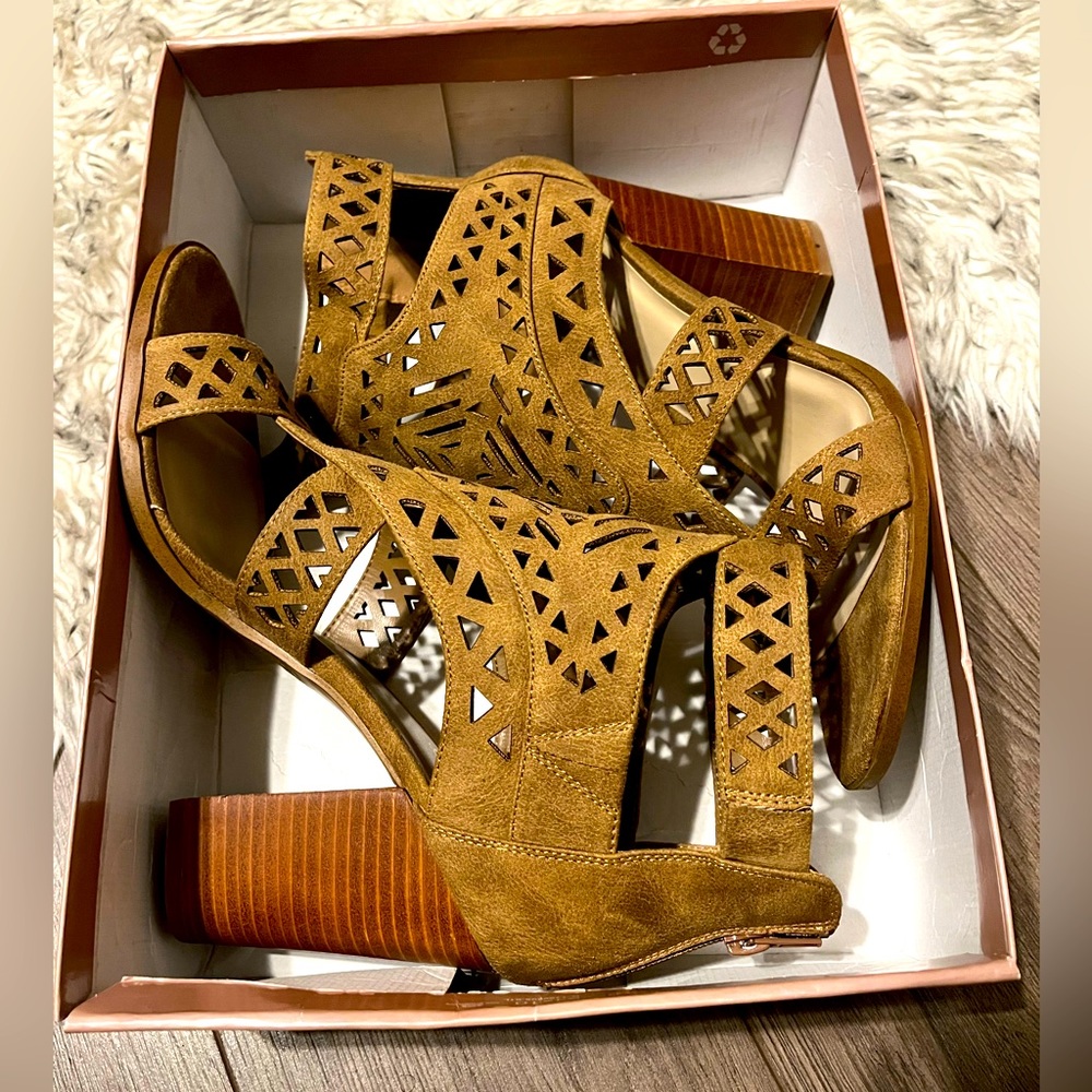 Fergie Vice Sand Heels - Picture 4 of 8